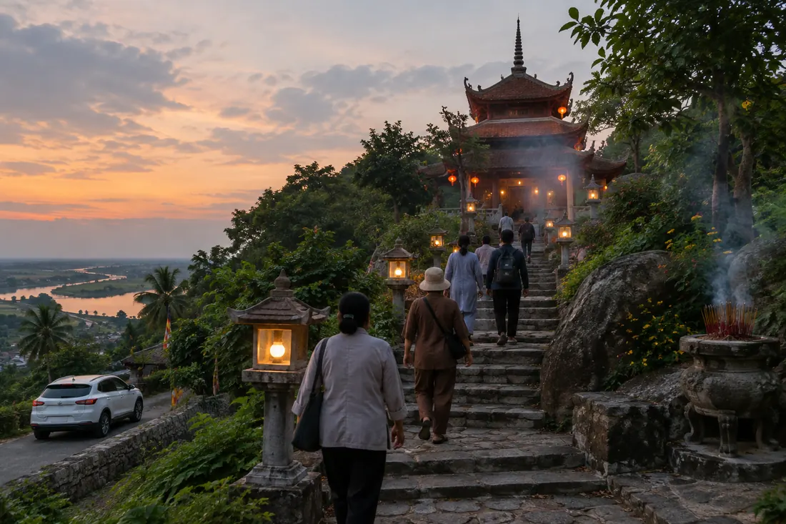 Du khách đi lễ chùa trên núi lúc chiều tối