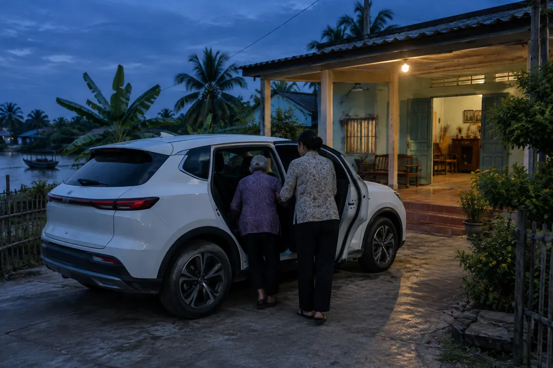 Con gái đưa mẹ lên xe đi khám bệnh lúc sáng sớm