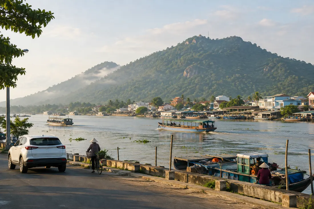 Châu Đốc nằm giữa sông Hậu và Núi Sam