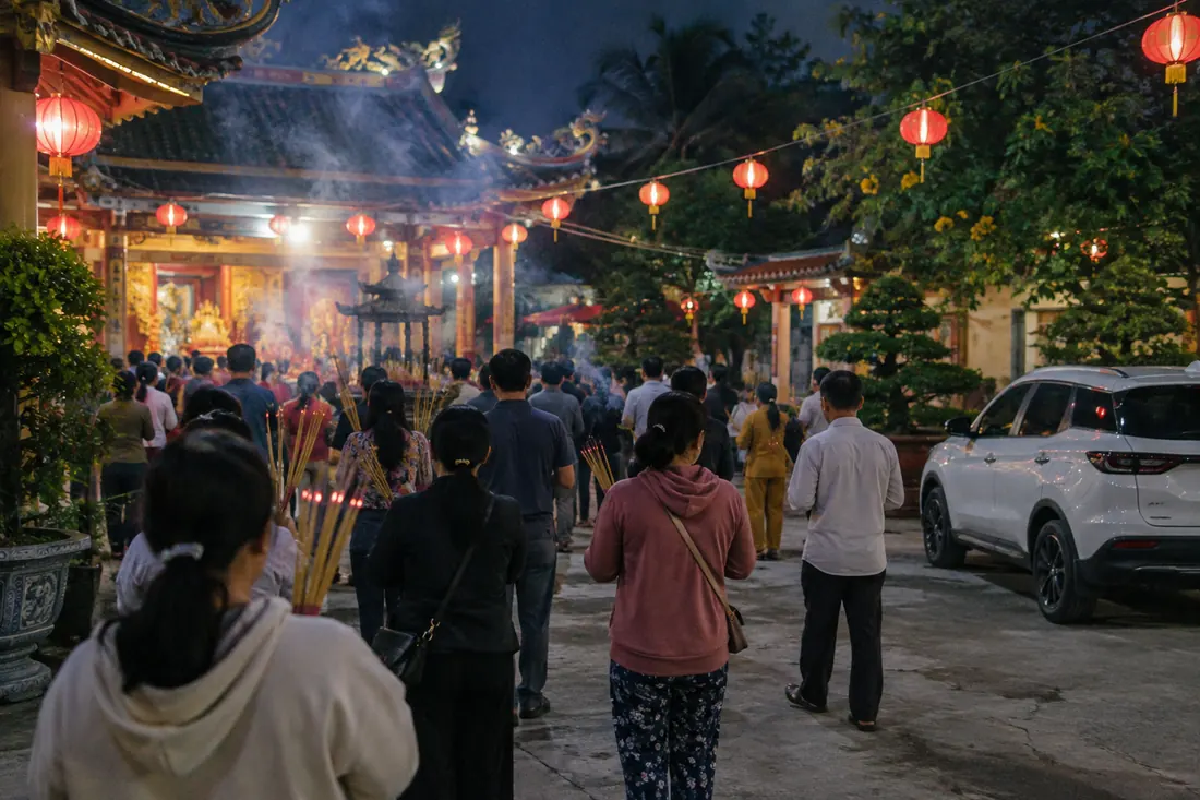 Mùa lễ hội khách đông, nên đặt xe trước