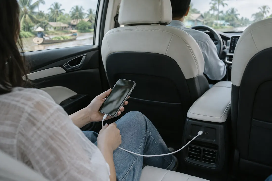 Ghế sau có cổng sạc điện thoại