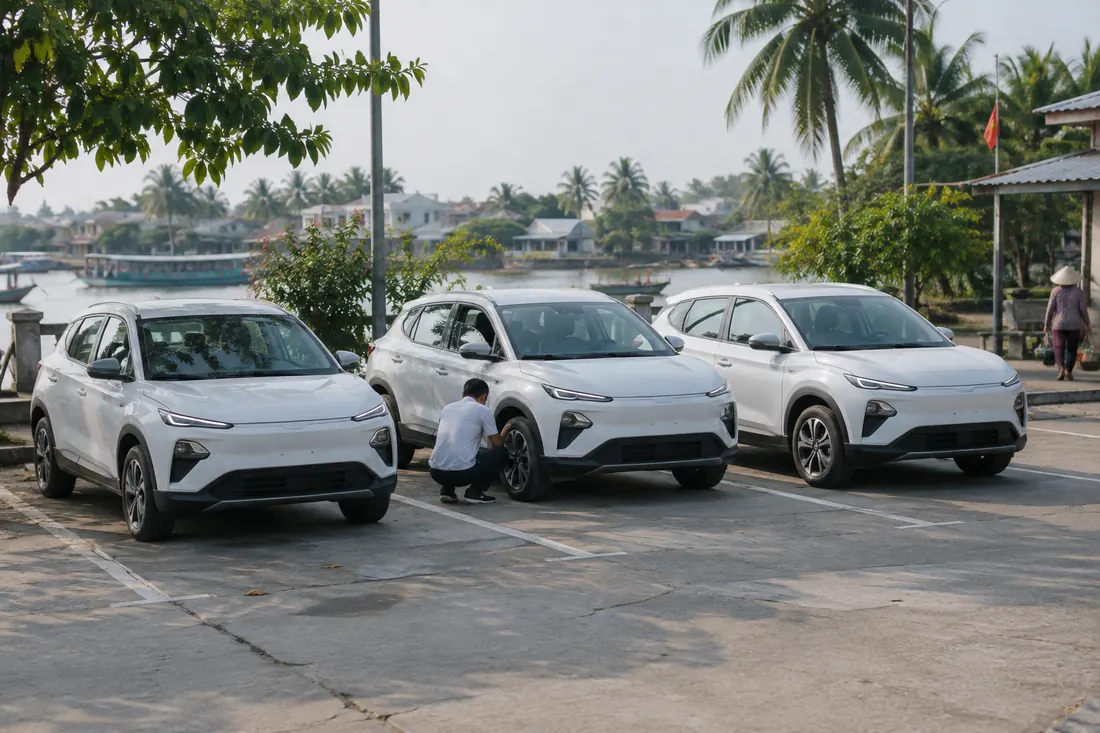 Xe điện xếp hàng chờ đón khách tại Long Xuyên