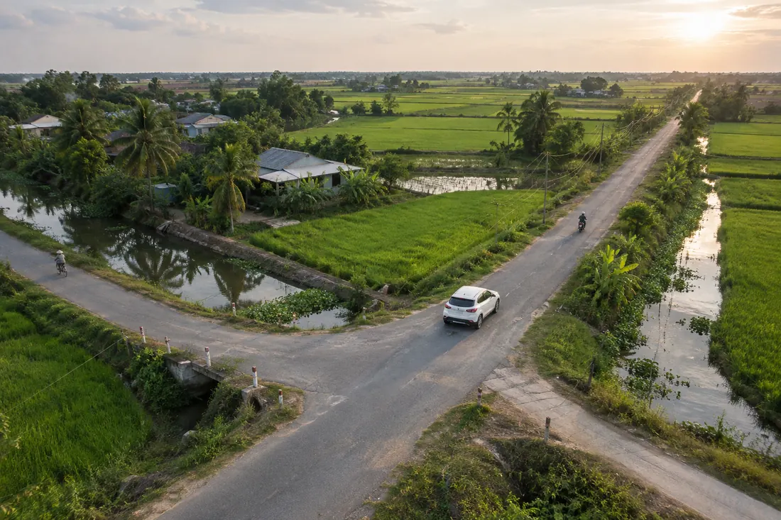 Ngã tư đường quê giữa ruộng lúa An Giang