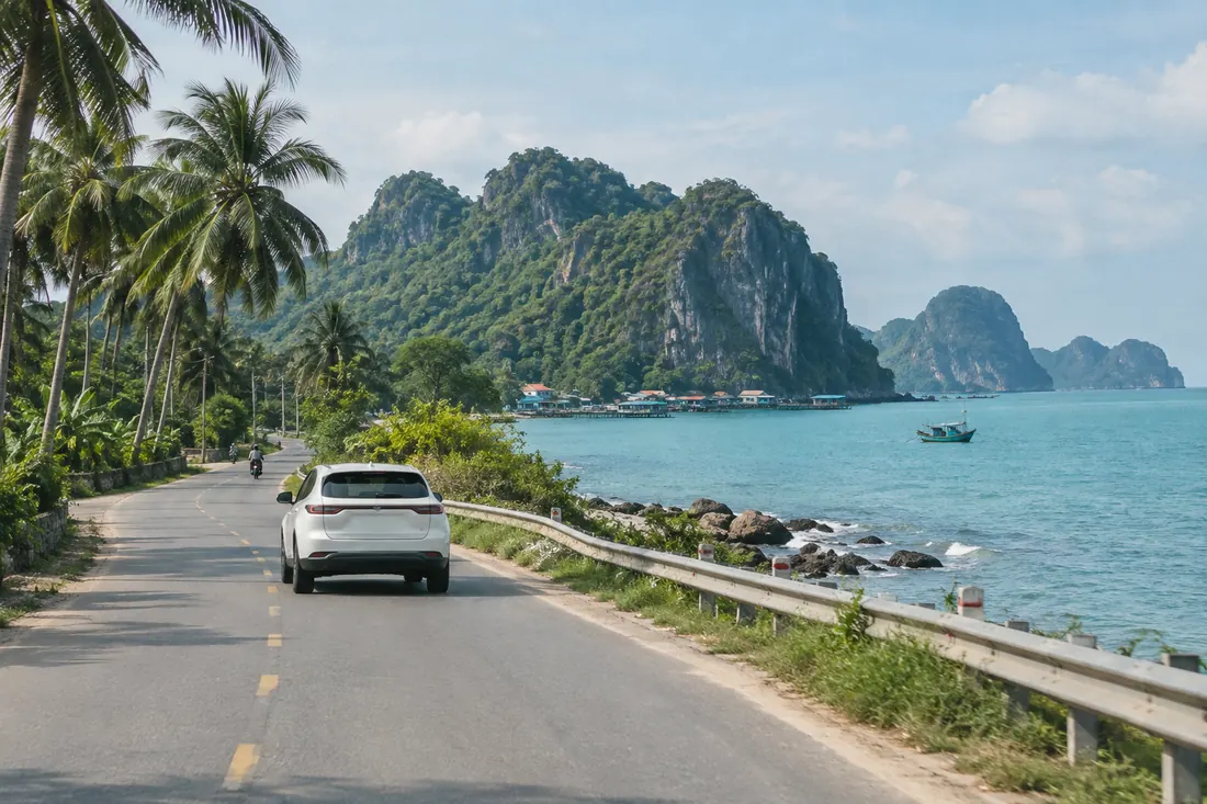 Đường ven biển Hà Tiên với núi đá vôi, tuyến Long Xuyên đi Hà Tiên