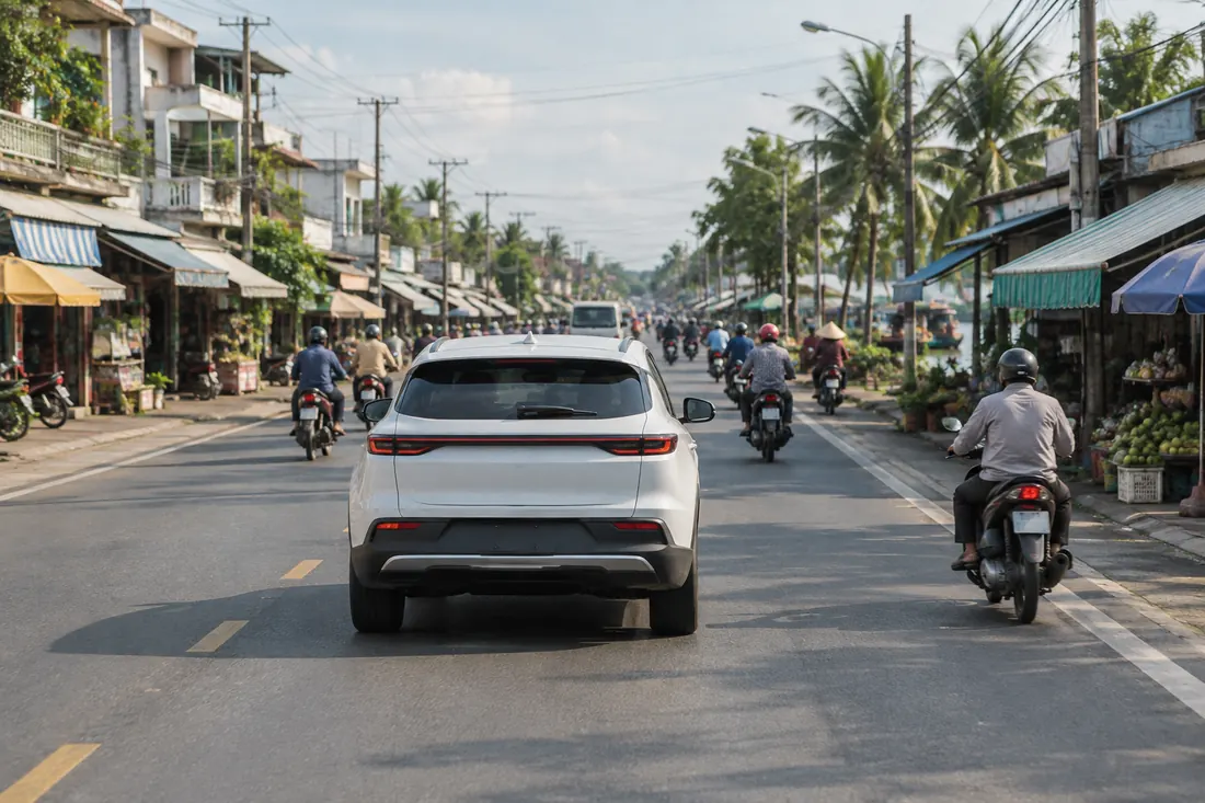 Ảnh minh họa: xe điện trên quốc lộ qua thị trấn miền Tây, hướng Long Xuyên đi Thốt Nốt