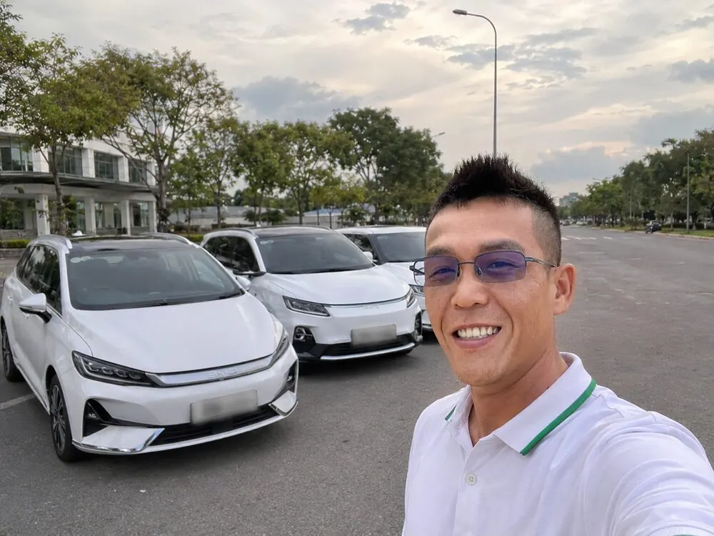 Tài xế và đội xe taxi điện Long Xuyên sẵn sàng phục vụ
