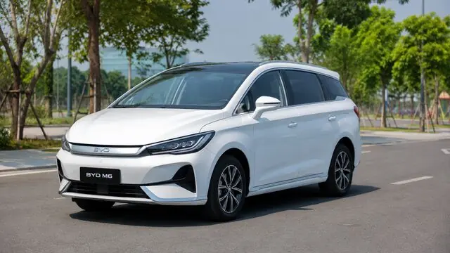 Taxi điện so với taxi xăng
